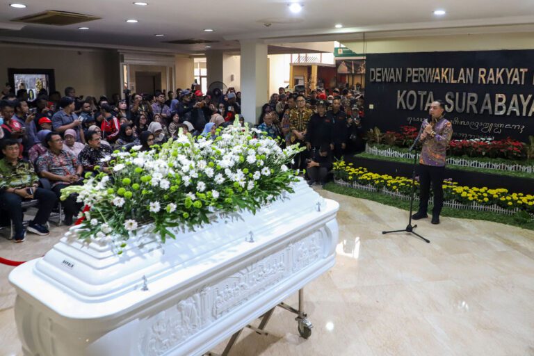 Lepas Kepergian Ketua DPRD Surabaya, Wali Kota Eri Cahyadi Lanjutkan Perjuangan untuk Masyarakat Miskin