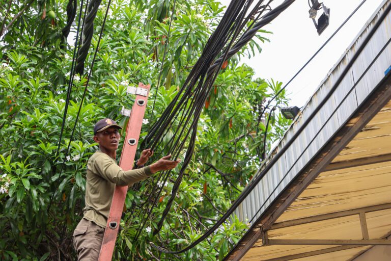 Langgar Perda, Pemkot Surabaya Tertibkan Utilitas Kabel FO dan Tiang Provider di Kawasan Jalan  Adityawarman