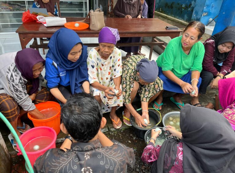 Pembuatan Telur Asin Jadi Upaya Pemberdayaan Penerima Manfaat di UPT PSTW Bondowoso