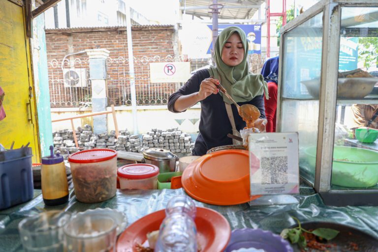 Wujudkan Mimpi Jadi Sarjana: Kisah Inspiratif Tiga Mahasiswi PTN-PTS Penerima Beasiswa Pemuda Tangguh Surabaya