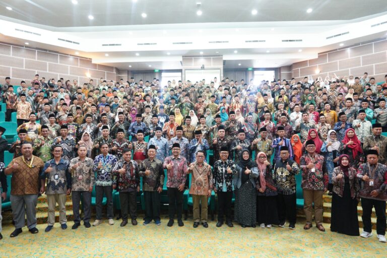 Seminar di Surabaya, Sekjen Kemenag Dorong Penguatan Tata Kelola dan Kesejahteraan Guru Madrasah
