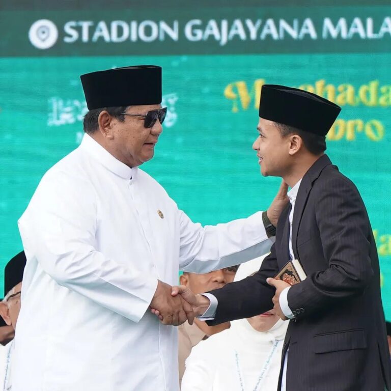Istiqamah di Jalur Al-Qur’an, Alumni Unesa Ainur Roziqin Tampil Qori’ Dihadapan Presiden Prabowo dalam 1 Abad Nahdlatul Ulama