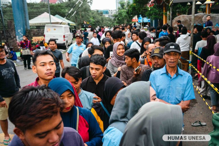 Diserbu Antusiasme Masyarakat, Unesa Bagikan 2.500 Paket Takjil Gratis Setiap Hari Selama Ramadhan 1447 H