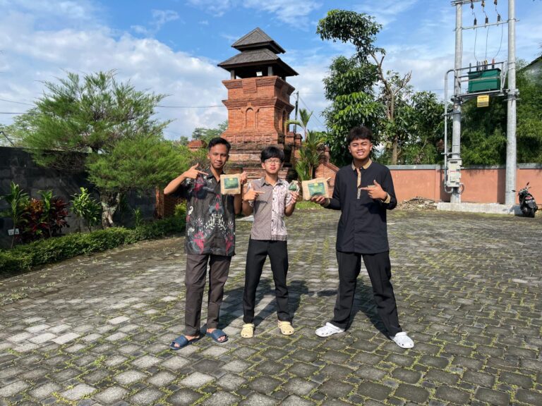Santri PPI AMF Ubah Bonggol Jagung Jadi Penyerap Kelembapan Ramah Lingkungan