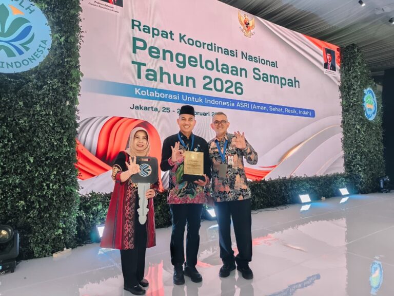 Sertifikat Menuju Kabupaten Bersih 2025 Diraih, Bunda Indah Percepat Gerakan Sampah dari Hulu ke Hilir