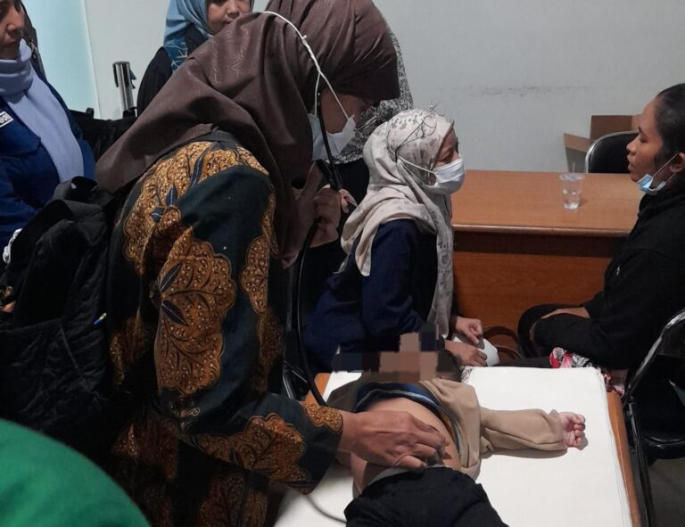 Dinsos Jatim Dampingi Pemeriksaan Kesehatan Bayi PMI Asal Banyuwangi di Bandara Juanda