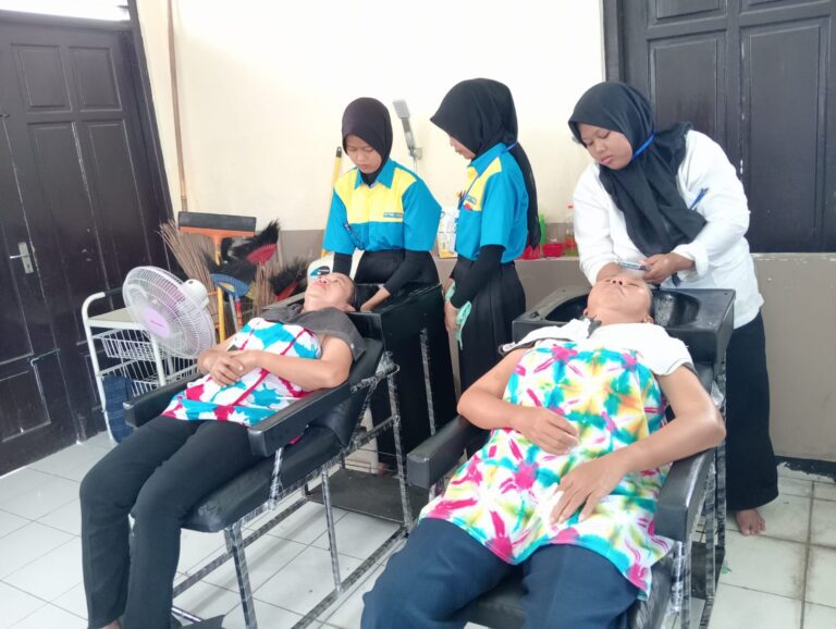 Praktik Creambath di Kelas Tata Rias, UPT PSBR Jombang