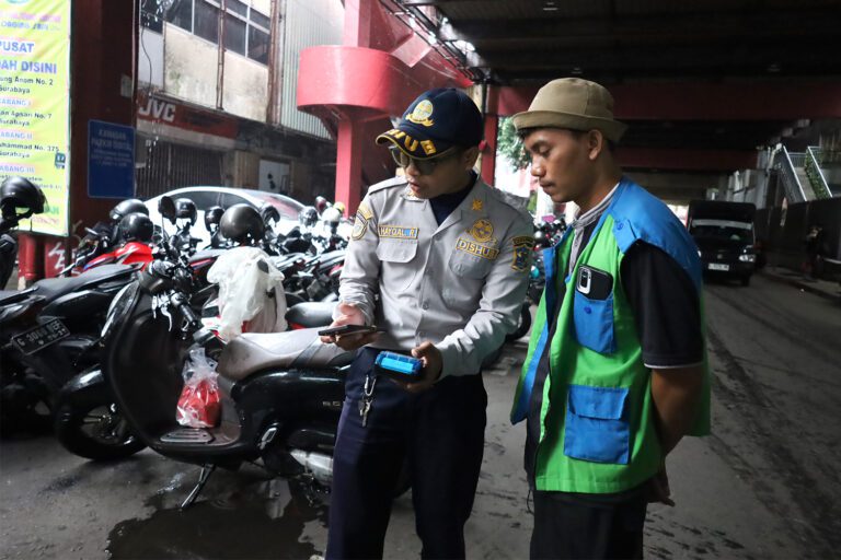 Parkir Digital di Surabaya Terus Diperluas, Wali Kota Eri Tegaskan Komitmen Tertibkan Jukir Liar