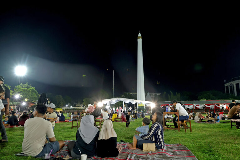 Ramadan Makin Seru! Tugu Pahlawan Jadi Spot Ngabuburit Favorit Anak Muda