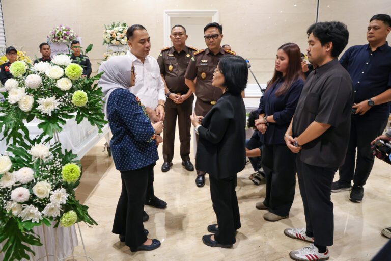 Kehilangan Sosok Sahabat, Wali Kota Eri Meneteskan Air Mata di Samping Peti Jenazah Ketua DPRD Surabaya