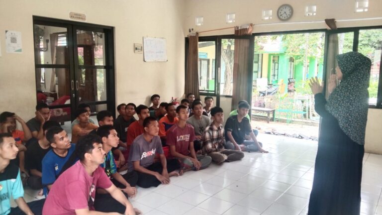 UPT RSBRW Pasuruan Tekankan Disiplin Penerima Manfaat melalui Briefing Kebersihan Asrama