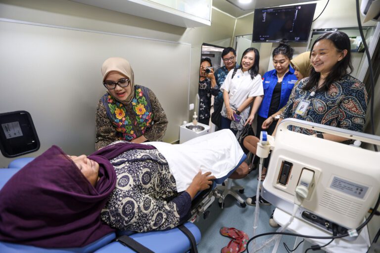 Tekan Angka Kematian Ibu dan Bayi: Pemkot Surabaya, Waron Hospital, dan Rotary Luncurkan Mobile Clinic untuk Kesehatan Ibu dan Anak