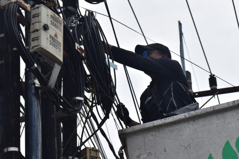 Sasar Tiga Ruas Jalan, Satpol PP Surabaya Tertibkan 45 Tiang Fiber Optik Tak Berizin