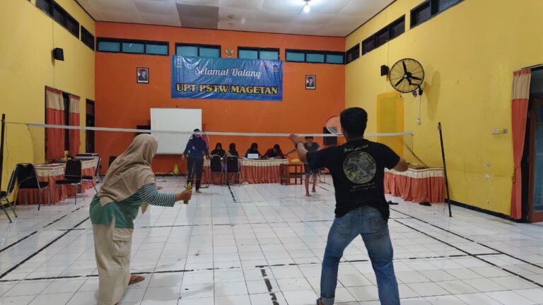 Tingkatkan Kebugaran dan Pererat Silaturahmi, Pemprov Jatim-UPT PSTW Magetan Gelar Pertandingan Badminton Bersama Mahasiswa Unmuh Ponorogo