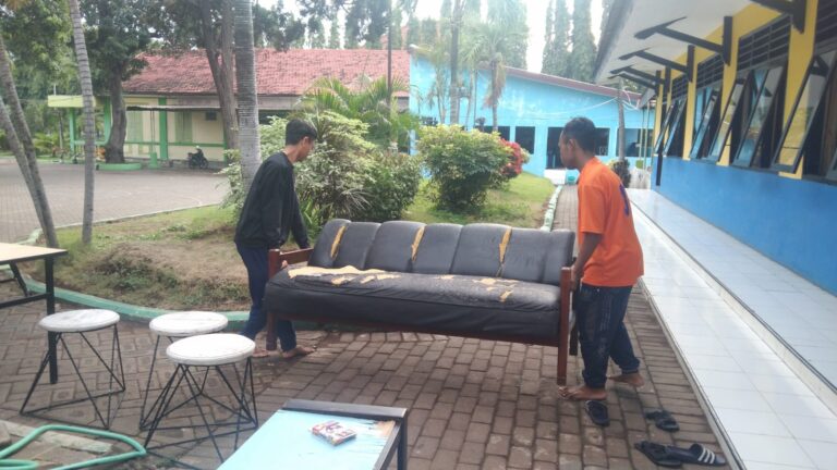 UPT RSBRW Pasuruan Budayakan Tanggung Jawab, Penerima Manfaat Aktif Merawat Asrama dengan Menjemur Sofa