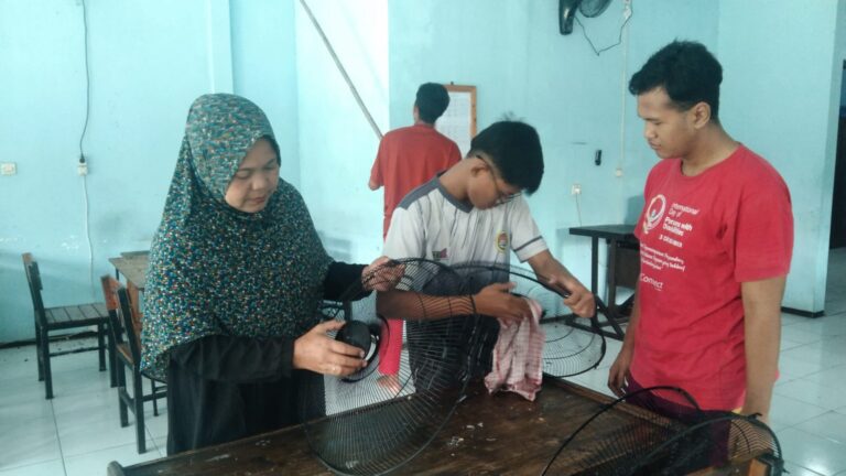 UPT RSBRW Pasuruan Jaga Kebersihan Ruangan melalui Pembersihan Rutin dan Pemasangan Kembali Kipas Angin