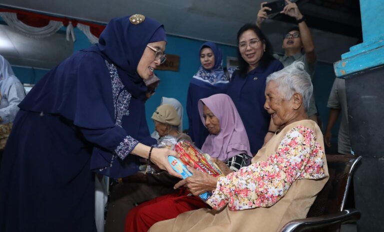 Safari Ramadan, Kadinsos Jatim Perkuat Silaturahmi dan Kepedulian Kepada Lansia di UPT PSTW Banyuwangi