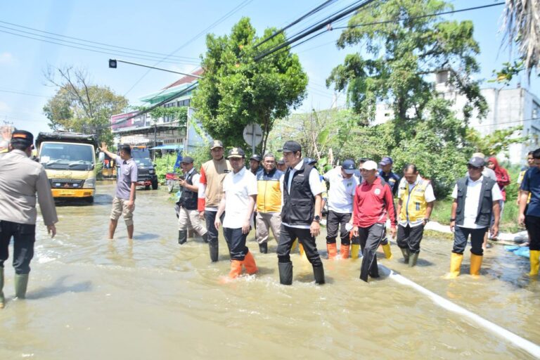 Bupati Yes Dampingi Pak Wagub Tinjau Kondisi Jalan Dan Banjir Di Karanggeneng 