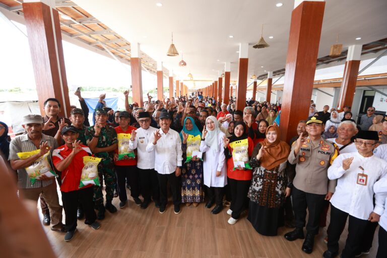 Bergaya Khas Osing, Menteri KKP Tinjau Proges Kampung Nelayan Merah Putih Banyuwangi 