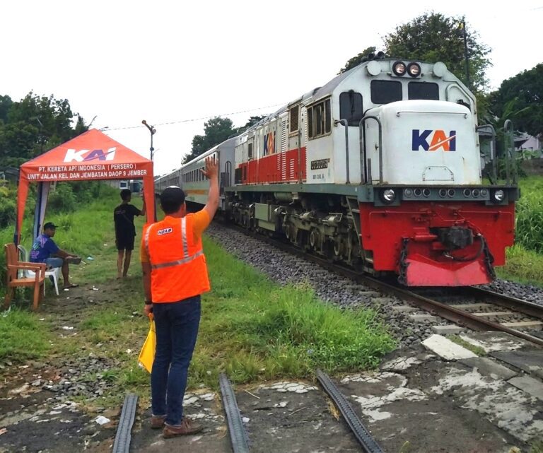 Jelang Lebaran, Puluhan Petugas Disiagakan di Perlintasan Kereta Tanpa Palang Pintu di Banyuwangi 