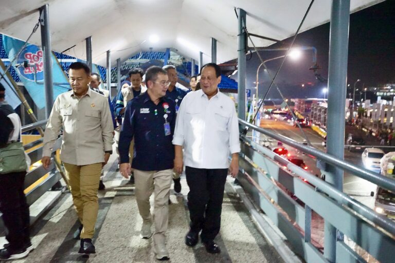 Wamenhub Suntana Turun Langsung Atasi Antrean Pemudik dari Bali Menuju Jawa