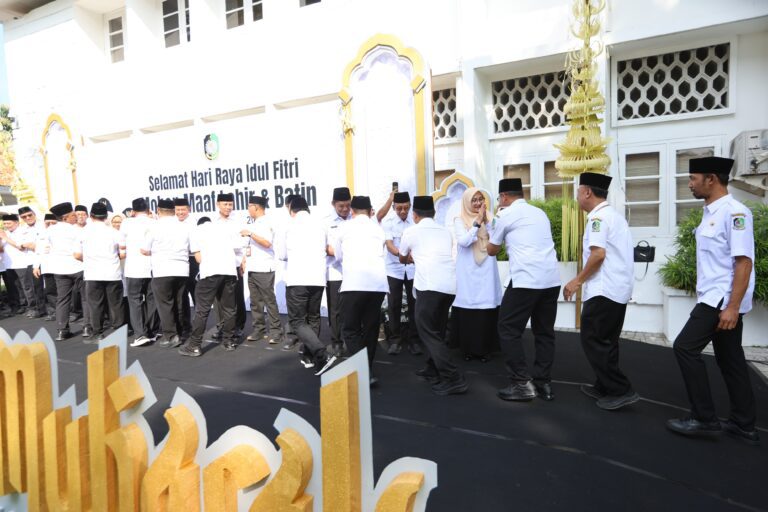 Hari Pertama Kerja Setelah Lebaran, Bupati Ipuk Halal Bihalal Bareng Pengemudi Becak, Angkot, hingga Ojol