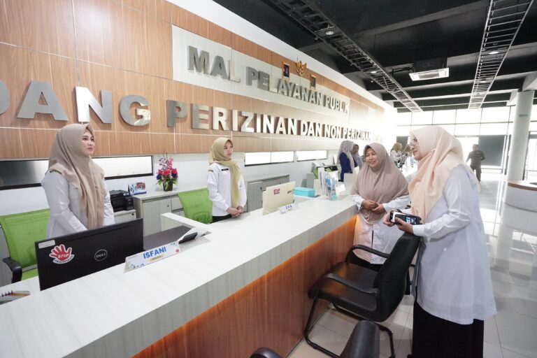 Pastikan Pelayanan Normal Meski WFA, Bupati Ipuk Sidak Layanan Publik