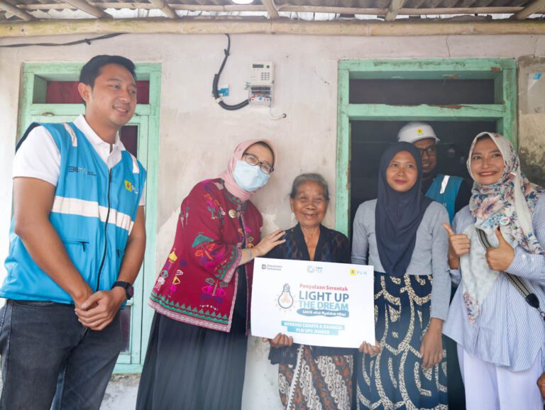 Program CSR PLN Terangi Rumah Warga Lumajang yang Selama Ini Tanpa Listrik