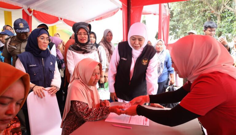 Masuk Titik Ke-7, Gubernur Khofifah Salurkan Bantuan Total Rp 16,616 Miliar untuk Bansos, Zakat Produktif dan Bantuan PMD di Kediri Raya: Perkuat Ekonomi Kerakyatan dan Pemberdayaan Desa