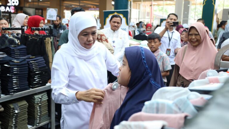 Gubernur Khofifah Berbagi Bahagia di Bulan Ramadhan: Ajak dan Temani Siswa Penyandang Disabilitas Belanja Baju Lebaran