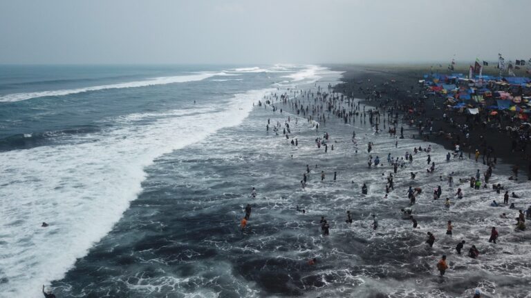 Pantai Bukan Sekadar Wisata, Tapi Ruang Hidup yang Harus Dijaga