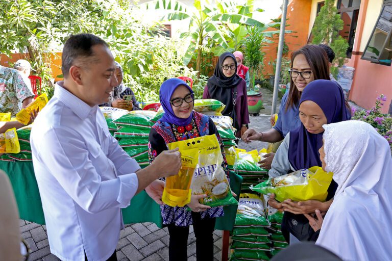 Ringankan Beban Warga, Wali Kota Eri Kembali Bagikan Paket Sembako di Balai RW 5 Lempung