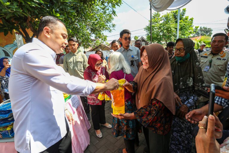 Wali Kota Eri Cahyadi Sidak Pasar Murah, Pastikan Program Berjalan di 31 Kecamatan