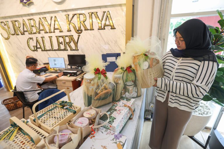 Jelang Idulfitri 1447 H, Pemkot Surabaya dan Dekranasda Sediakan Hampers UMKM Terjangkau di Surabaya Kriya Gallery