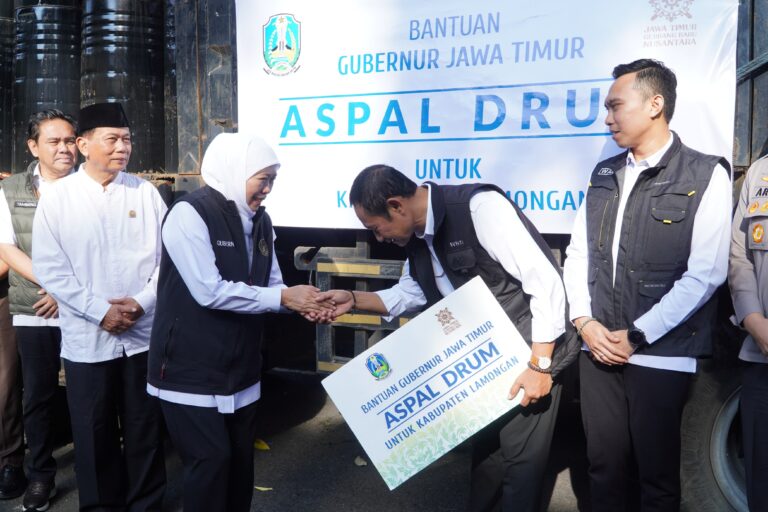 Sapa Bansos ke-9, Bu Khofifah Salurkan Rp. 7,2 Milyar di Lamongan