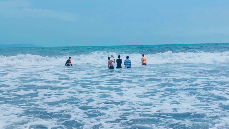 Menjemput Risiko di Tengah Ombak, Ikhtiar SAR Lumajang Jaga Wisata Aman