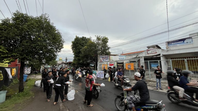 PSHT Cabang Surabaya Semarakkan Ramadhan dengan Berbagi 500 Takjil dan Buka Bersama