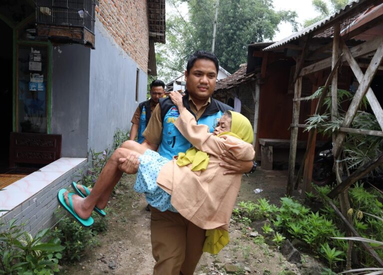 Kondisinya Memprihatinkan, Dinsos Jatim Selamatkan Lansia ODGJ Telantar Korban Pasung di Mojokerto