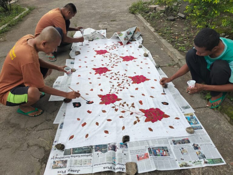 UPT RSBL Kediri Kembangkan Keterampilan Membatik melalui Pewarnaan Motif Bunga