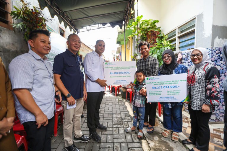 Wali Kota Eri Serahkan Santunan BPJS Ketenagakerjaan kepada Keluarga Korban Insiden Gondola