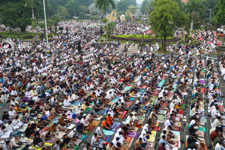 Ribuan Jemaah Padati Balai Kota Surabaya, Serukan Persatuan dan Kesatuan