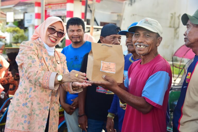 Merawat Empati di Bulan Suci, DWP Lumajang Salurkan Ribuan Takjil untuk Masyarakat