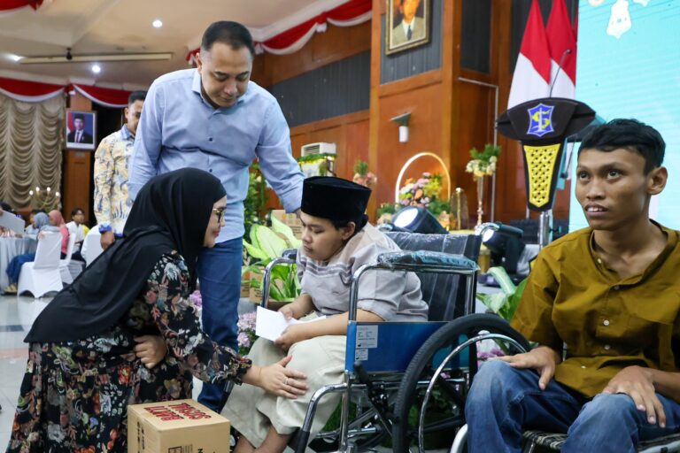 Jelang Hari Raya Idulfitri, Wali Kota Eri Cahyadi Bagikan Santunan Kepada Anak Yatim hingga Pengemudi Ojol