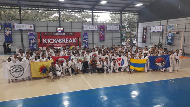 UKM Taekwondo Universitas Ciputra (UC) Surabaya menggelar latihan gabungan dan Bukber dengan UKM Taekwondo se-Surabaya dan dihadiri Ketua KONI Surabaya, Arderio Hukom.