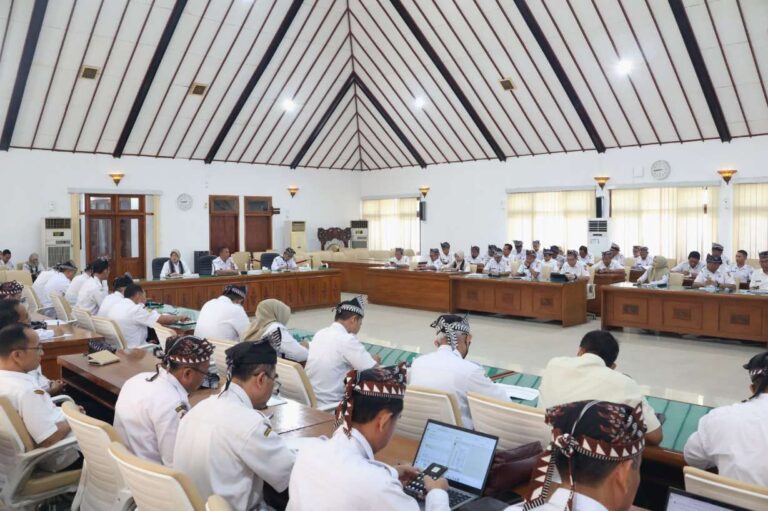 Bupati dan Wakil Bupati Bojonegoro Ikuti Rakor Monitoring Program, Minta Camat Petakan Potensi Wilayah untuk Pembangunan