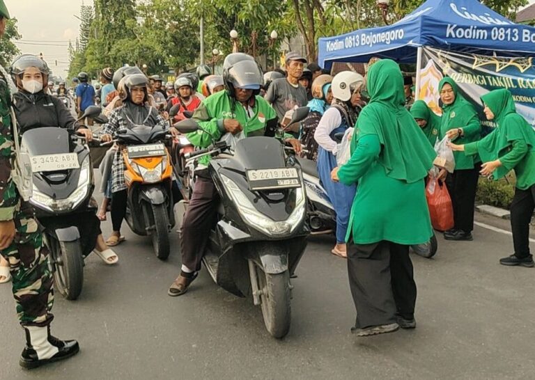 Ramadan Berkah, Persit Kodim Bojonegoro Bagikan Ratusan Takjil