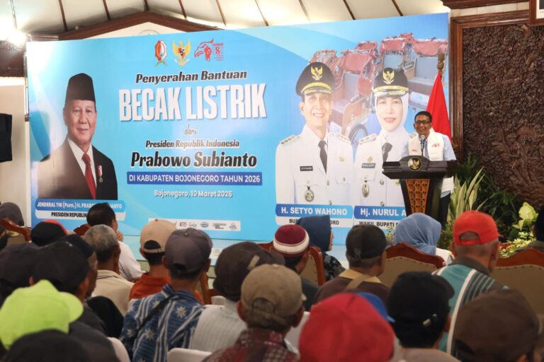 Bupati, Wakil Bupati Bojonegoro dan Para Kepala OPD Naik Becak Listrik Bantuan dari Presiden Prabowo Subianto