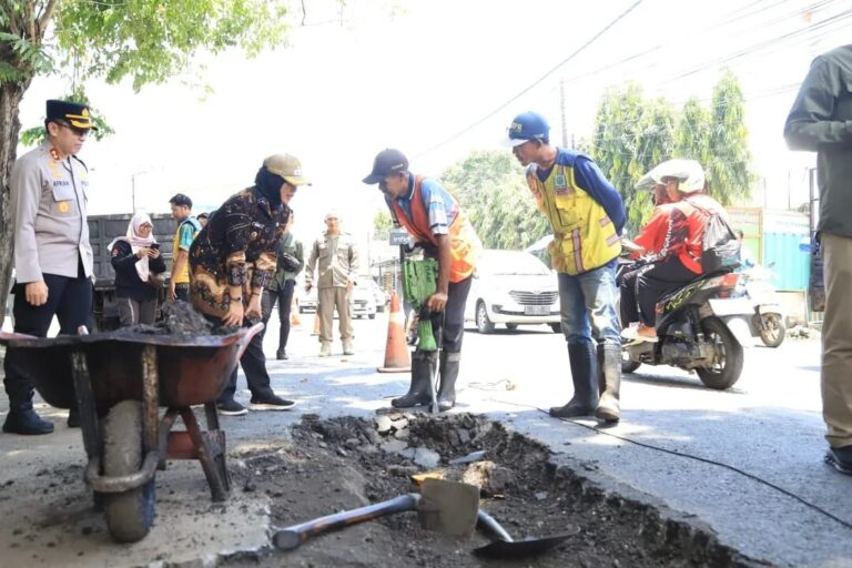 Pastikan Kelancaran Arus Mudik, Wabup Bojonegoro dan Kapolres Tinjau Percepatan Perbaikan Jalan Nasional