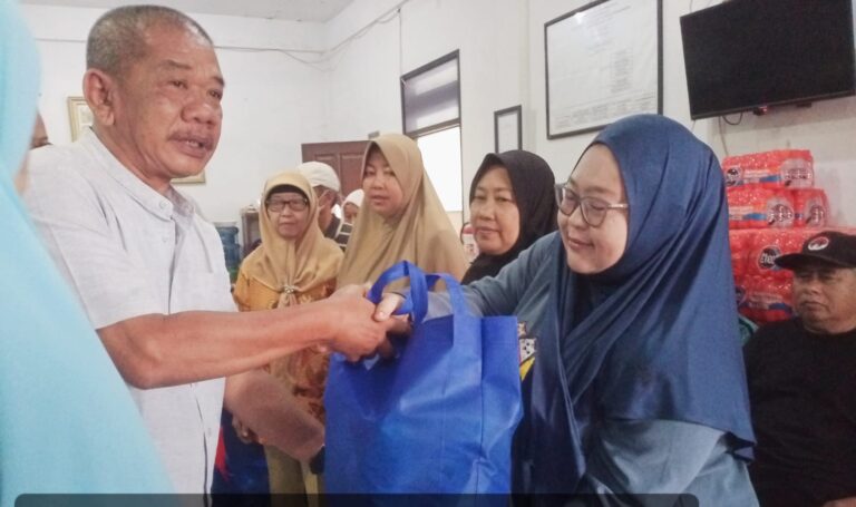 Berbagi Bingkisan Lebaran untuk Pelayan Masyarakat