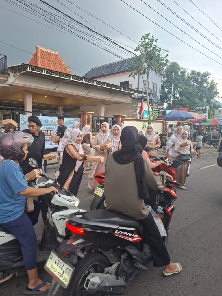 Karang Taruna Cerme Kolaborasi Bagikan 500 Paket Takjil